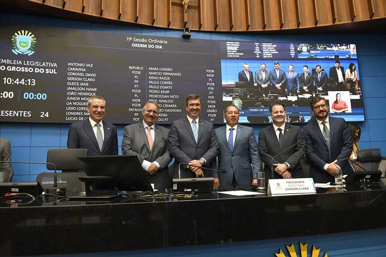 Governador Eduardo Riedel, ao lado dos deputados da Mesa Diretora da Alems