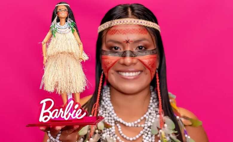 Maira Gomez com sua boneca Barbie