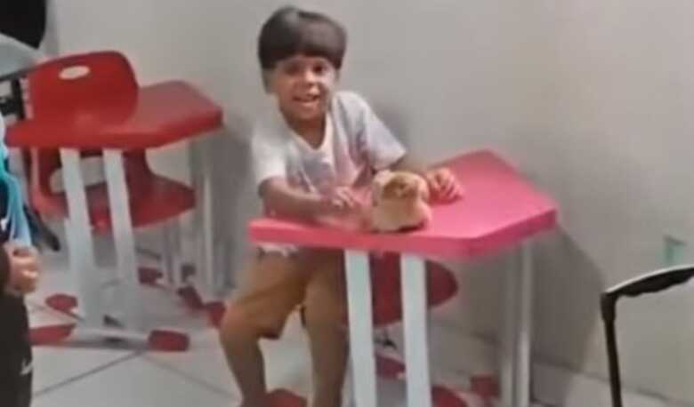 Menino de 4 anos viraliza nas redes após levar galinha para a escola