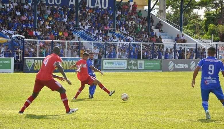 Jogadores em campo durante partida do campeonato estadual