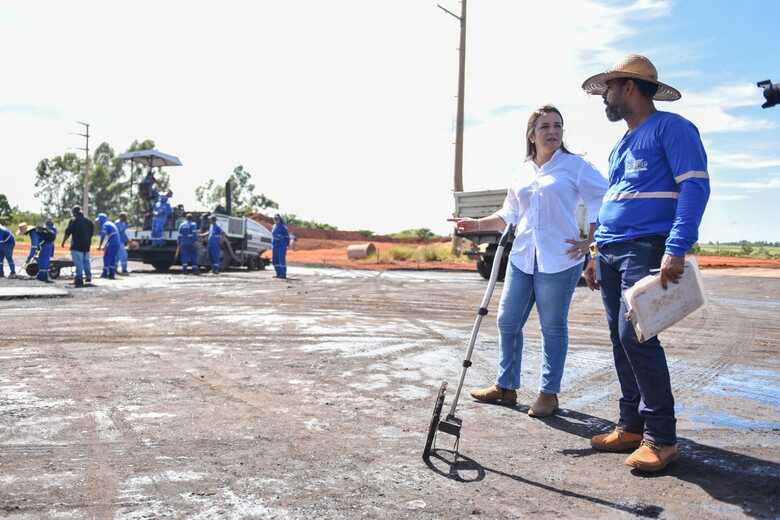 Prefeita Adriane Lopes visita obras da Avenida Jamil Nahas