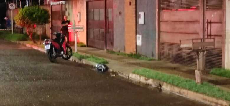 Motocicleta e capacete da v&iacute;tima ficaram pelo local