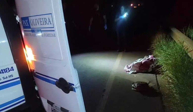 Corpo da v&iacute;tima coberto ap&oacute;s morte ser constatada