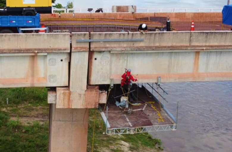 Reparos da ponte sobre o rio Paraguai