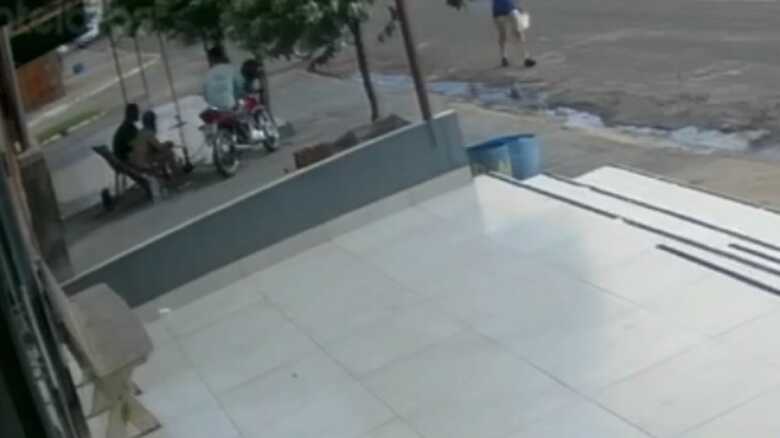 Mulher saiu correndo ap&oacute;s quase ser atingida pelos disparos