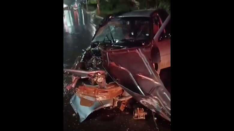 Por conta da batida, a frente do carro ficou irreconhec&iacute;vel 