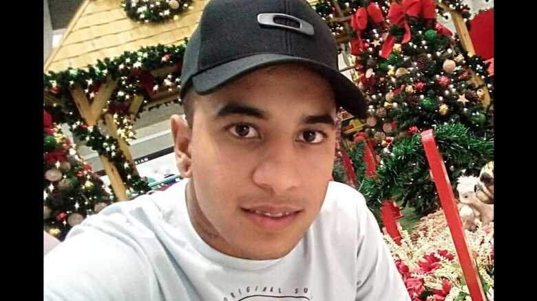 'Acorda Mark Lee', gritava a genitora do rapaz enquanto segurava a m&atilde;o dele