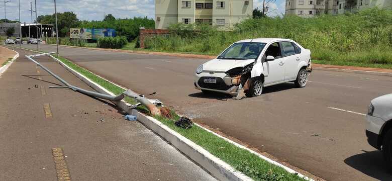 Carro sofreu avárias e o poste de iluminação caiu