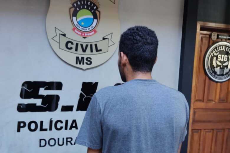 Suspeito ficou detido na delegacia