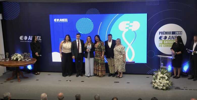 Com o pr&ecirc;mio nas m&atilde;os, a supervisora de Gest&atilde;o Estrat&eacute;gica e da Qualidade da Energisa MS, Fabiana Monfilier, foi at&eacute; o evento representando a concession&aacute;ria