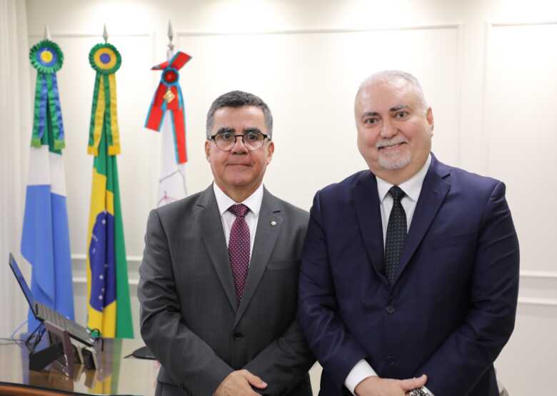 Recém-empossado desembargador Waldir Marques e o presidente do TJMS, Des. Sérgio Fernandes Martins