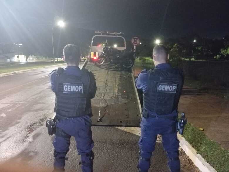 Motos sendo levadas pada o p&aacute;tio do Detran