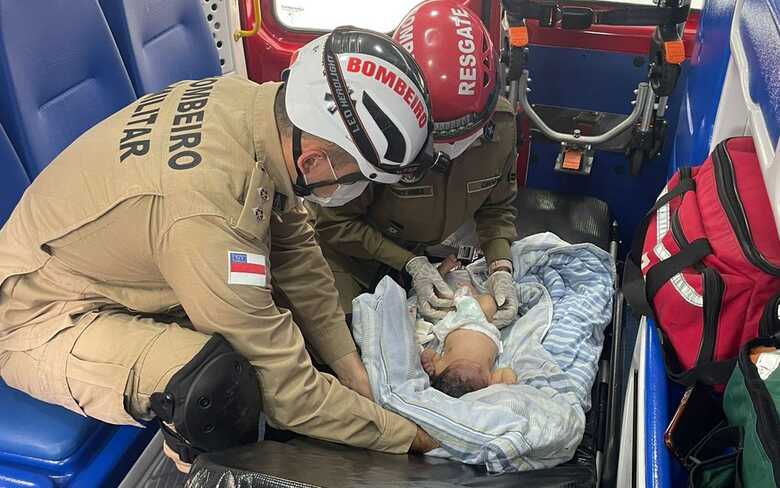 Bebê foi resgato pelo Corpo de Bombeiros