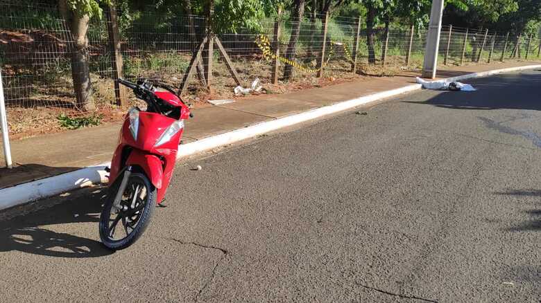 Mulher bateu contra um poste e morreu no local 