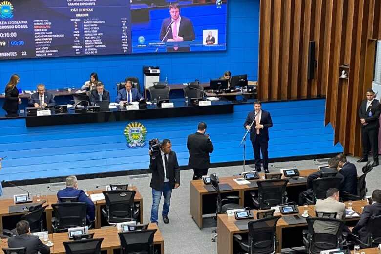 As sessões são realizadas no Plenário Deputado Júlio Maia