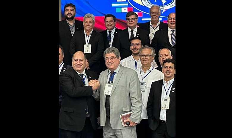 Ademar Freitas (ao centro de terno claro ) foi empossado na CMI