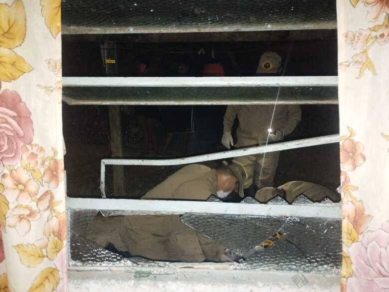 Janela basculante onde Maria L&uacute;cia ficou com a cabe&ccedil;a presa