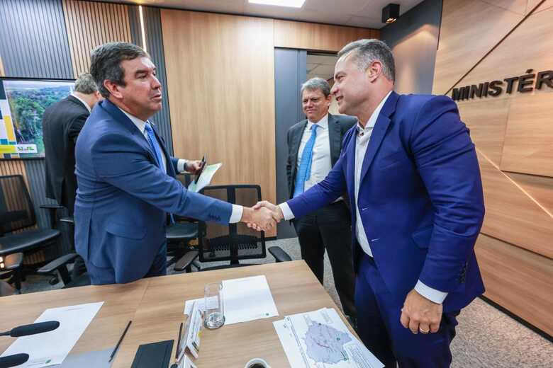 Governador de Mato Grosso do Sul, Eduardo Riedel, governador de S&atilde;o Paulo, Tarc&iacute;sio Freitas, e o ministro dos Transportes, Renan Filho