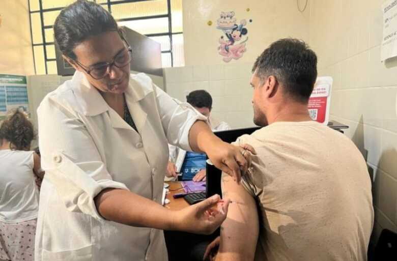 O município é o único do Brasil com a imunização contra a dengue feita em massa e de graça