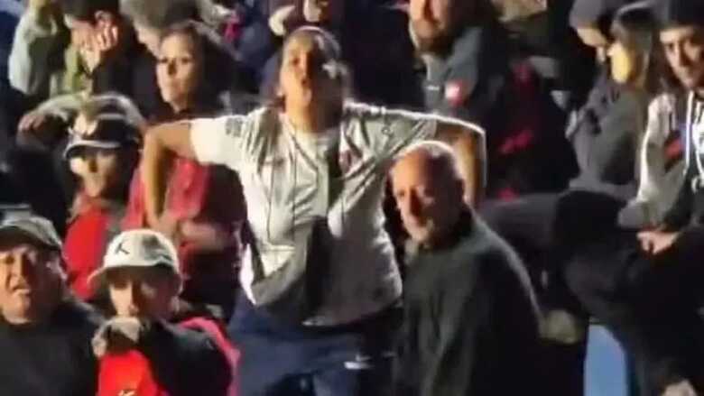 Torcedora do San Lorenzo imitando um macaco