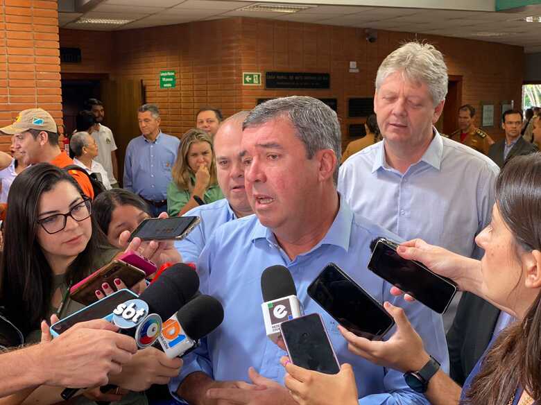 Governador Eduardo Riedel fala a imprensa