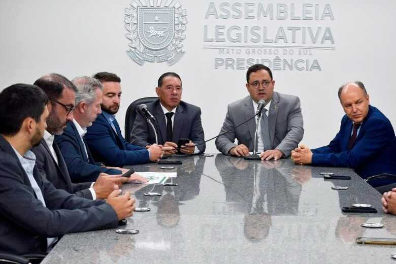 Deputado Gerson Claro ao lado do deputado Márcio Fernandes coordenador da nova Frente