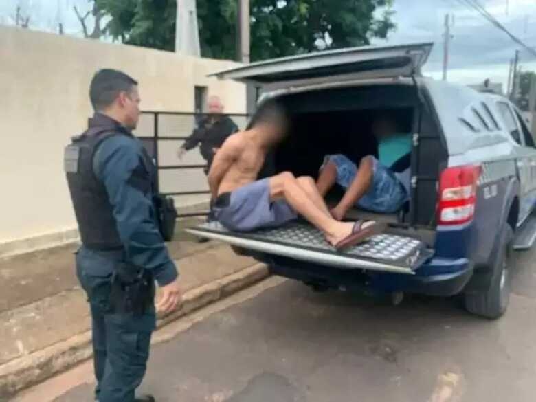 Os dois suspeitos sendo presos pela Polícia Militar