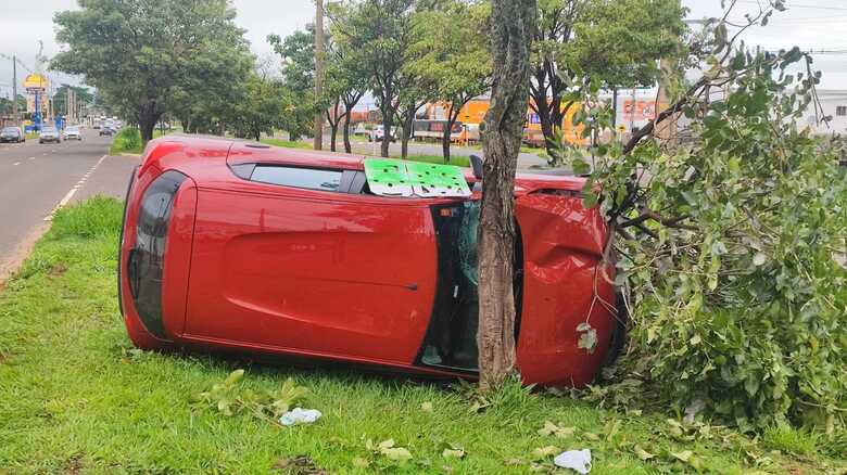 Ve&iacute;culo ficou parado no canteiro central da via