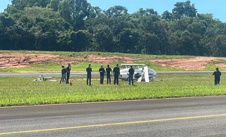 Aeronave de asa rotativa caída na grama no aeroporto