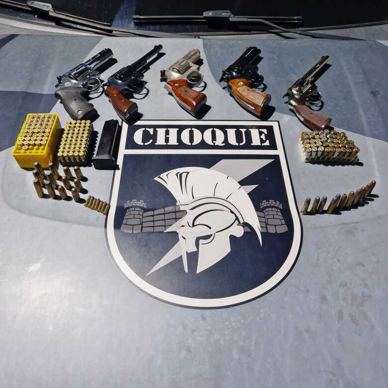 Dupla &eacute; abordada pela viatura do Choque