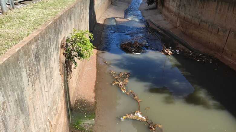 Córrego da Avenida Ernesto Geisel em Campo Grande