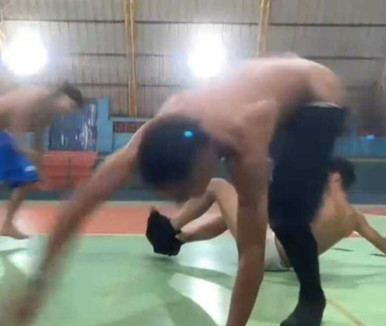 Frame do vídeo em que mostra os adolescentes no ginásio
