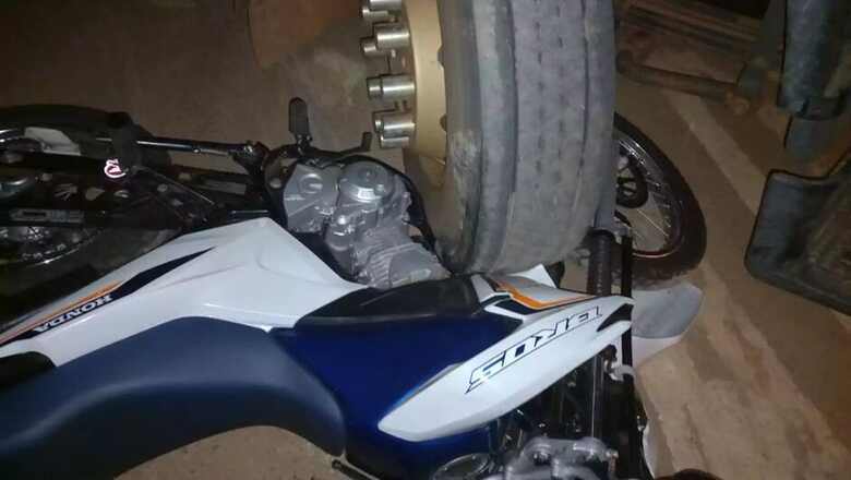 Por pouco o motociclista n&atilde;o foi junto com o ve&iacute;culo