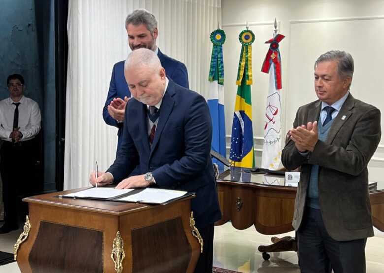 Presidente do TJ Des. Sérgio Fernandes Martins e outras autoridades - 