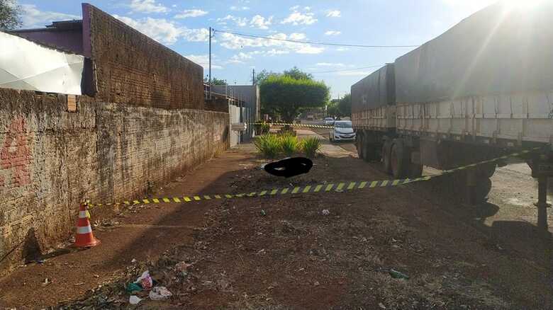 Corpo estava ao lado de uma carreta