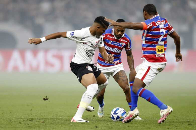 Corinthians e Fortaleza se enfrentam