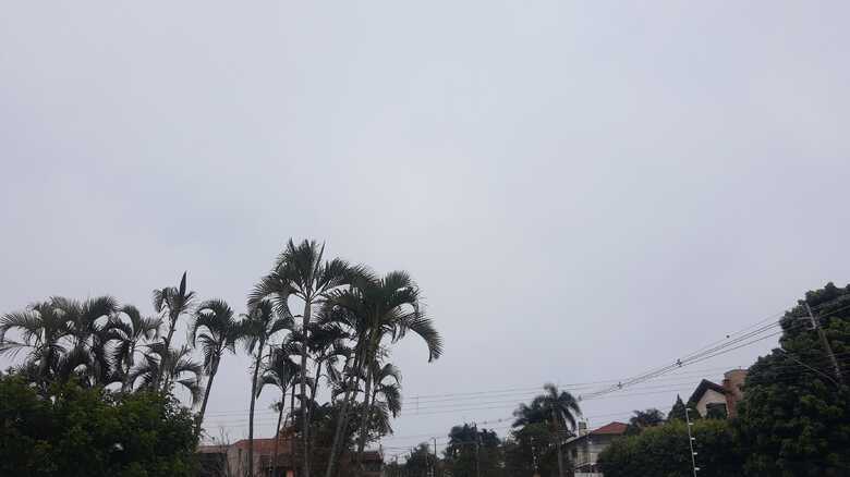 Tempo amanheceu bem nublado e frio em Campo Grande