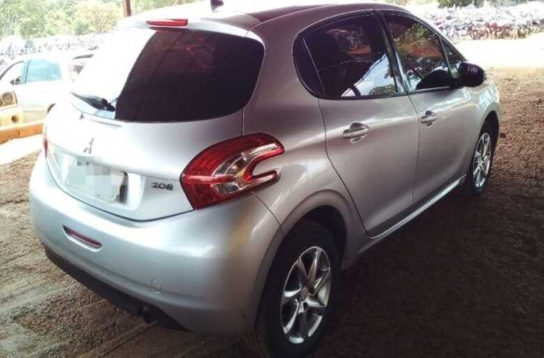 Peugeot 208 Active Pack do ano 2014 / 2015 da cor prata