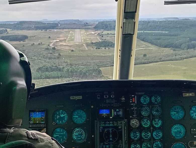 Helicóptero da Força Aérea do Uruguai ajuda em resgate das vítimas
