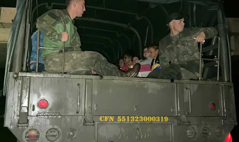 A Marinha&nbsp;est&aacute; atuando nas regi&otilde;es afetadas pelas chuvas desde o in&iacute;cio dos trabalhos de resgate e aux&iacute;lio &agrave; popula&ccedil;&atilde;o, com embarca&ccedil;&otilde;es e aeronaves