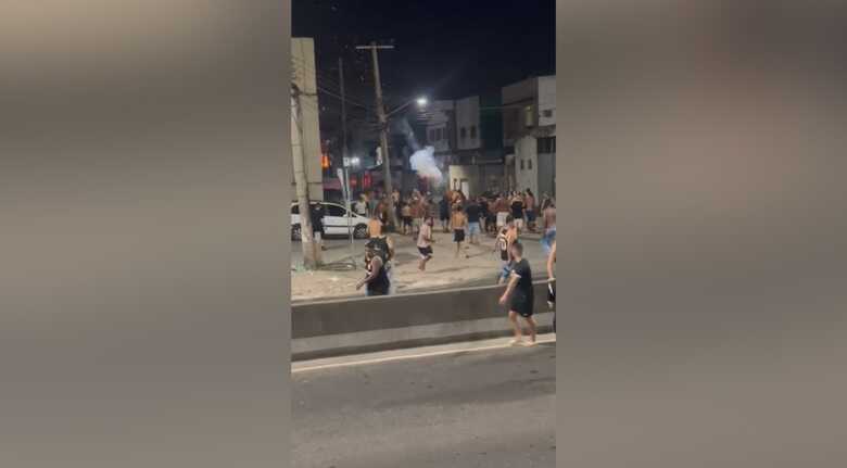 Torcidas brigam na Avenida Brasil