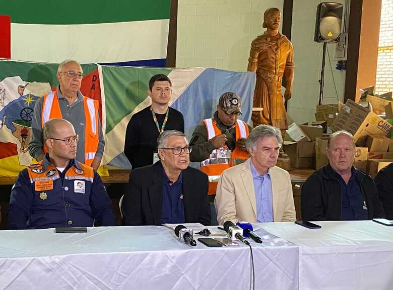 Coronel Bombeiro Militar e coordenador estadual do CEPDEC-MS, Hugo Djan; presidente do CTG, Mario Cavinatto; presidente do Setlog/MS, Cláudio Cavol e o diretor do Setlog/MS, Gilberto Smozinski