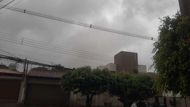 Tempo amanheceu fechado e chuvoso em Campo Grande