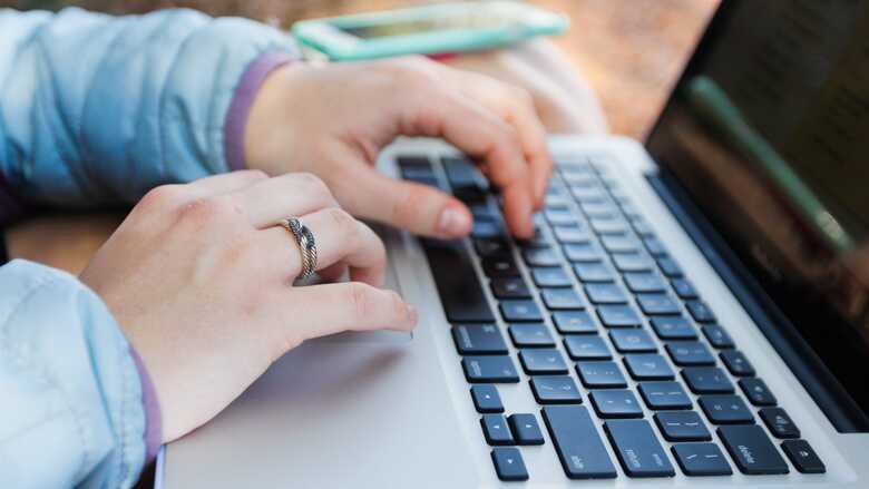 Homem pagava por conte&uacute;do da filha no OnlyFans