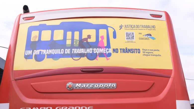 Onibus adesivado - 