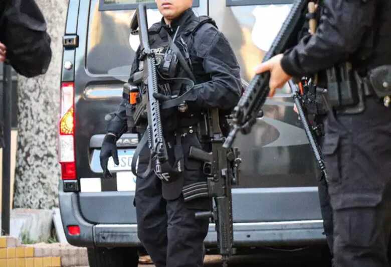 Policiais fortemente armados - 
