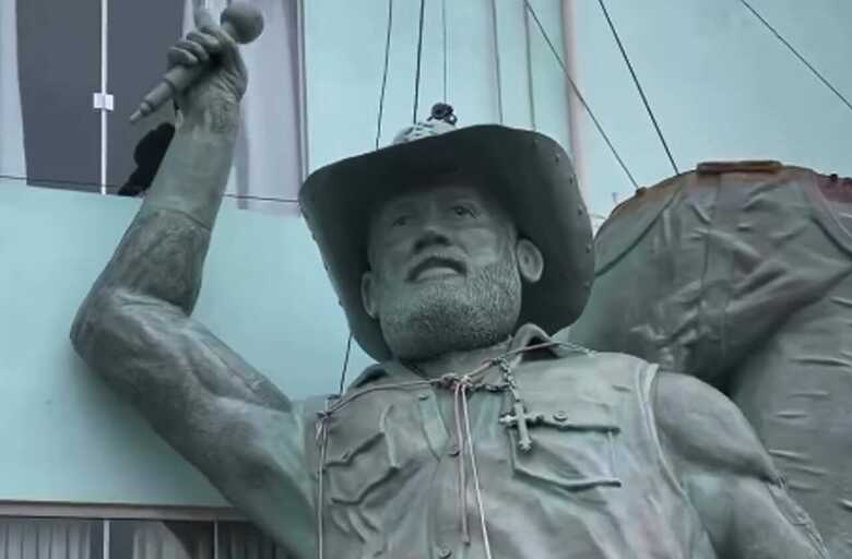 Estátua em homenagem ao cantor João Carreiro