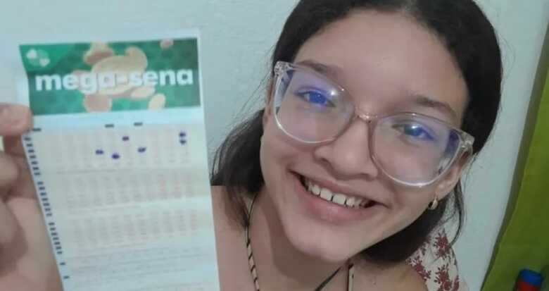 Menina fez o jogo e guardou o bilhete em casa