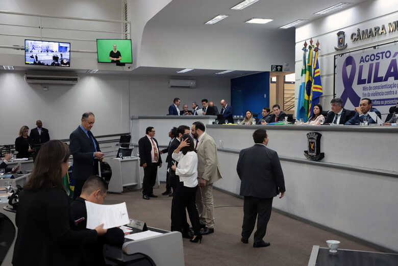 A sessão ordinária acontece no Plenário Oliva Enciso, na sede da Casa de Leis