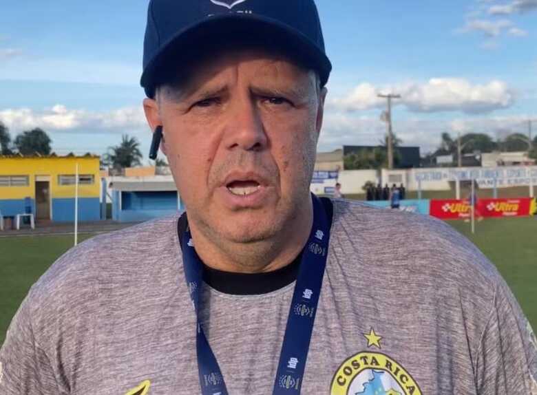 Alan George pede demissão do Costa Rica; "por questões de saúde familiar"